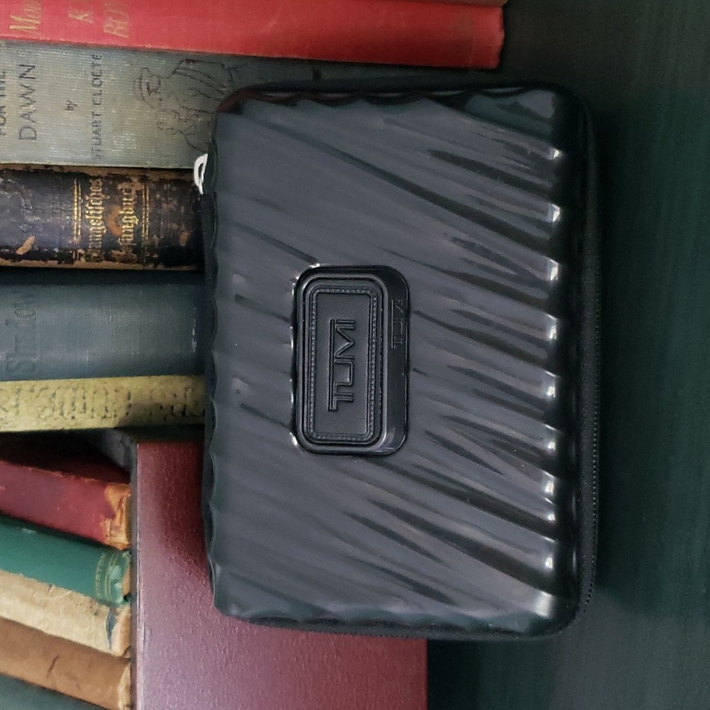🌞 TUMI ZIP AROUND HARD CASE